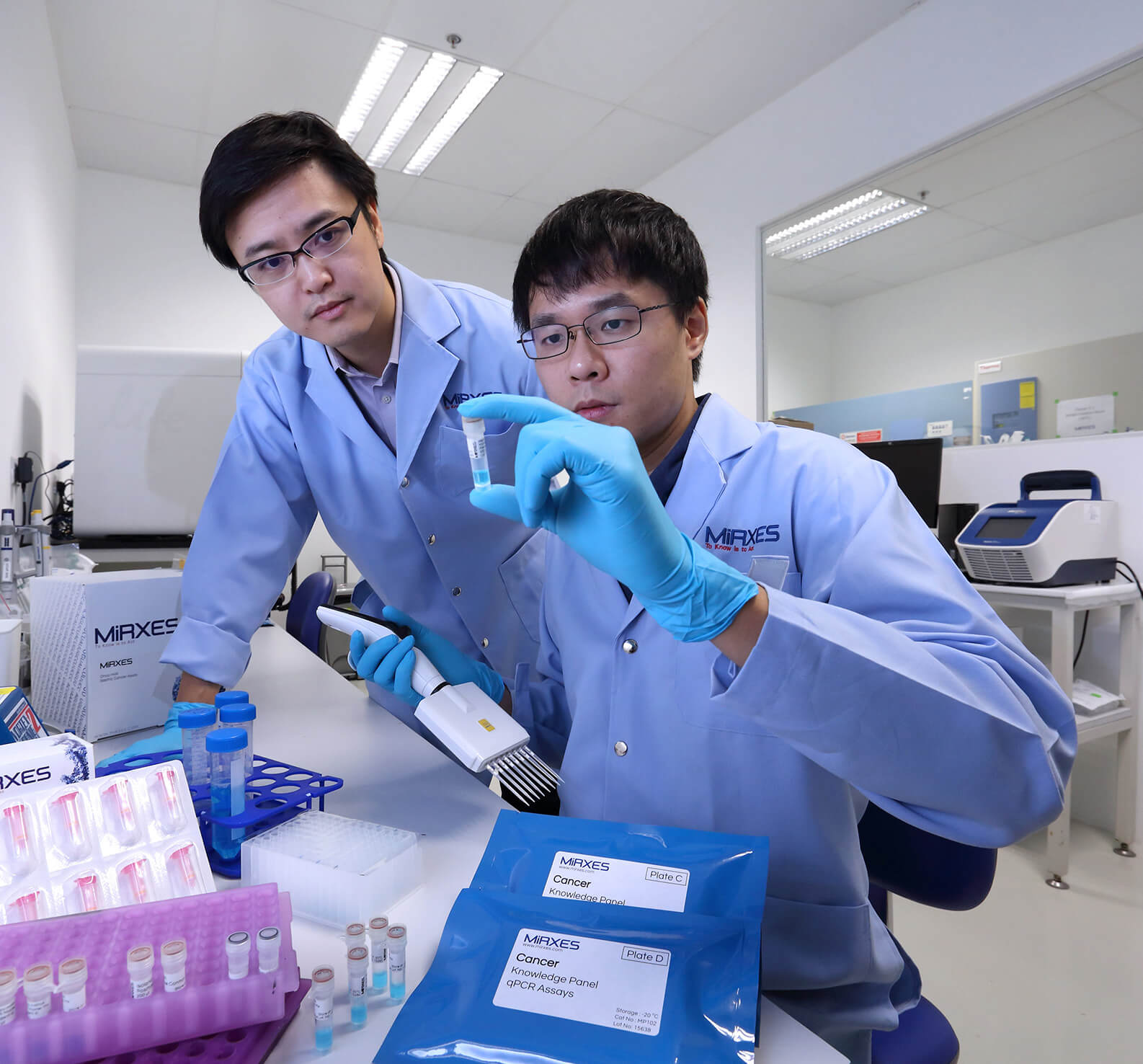 Two R&D experts studying specimens in a lab