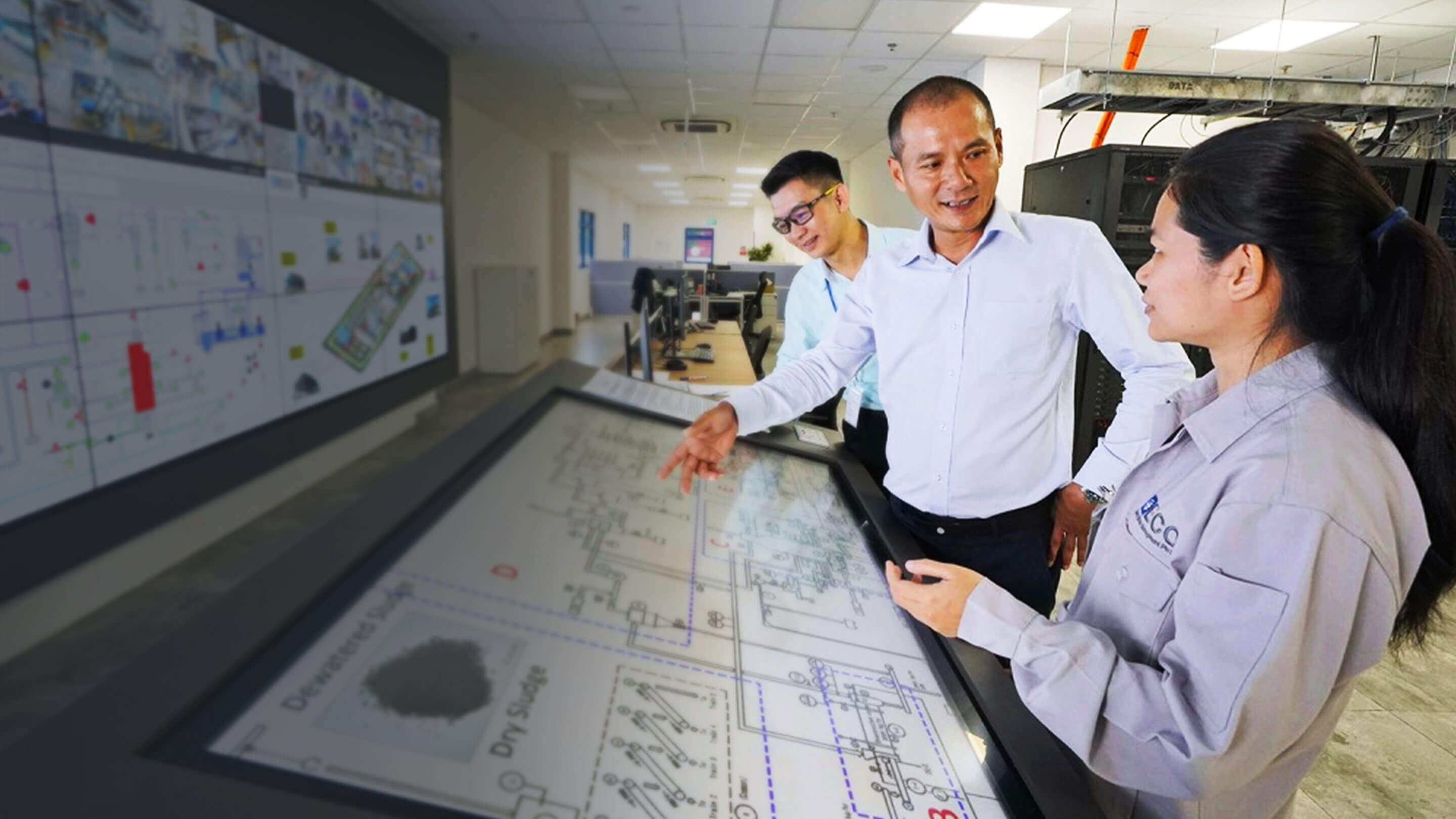 Two employees consulting with an expert on waste management