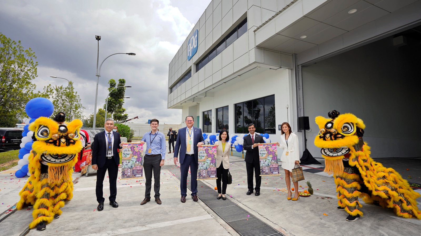 PPG executives and JTC staff at the opening of PPG’s facility at Seletar Aerospace Park 