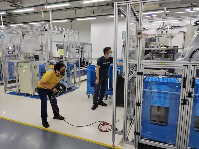 Ms Wendy Liaw (left) and a colleague running an equipment test. (Photo: zaobao.sg)