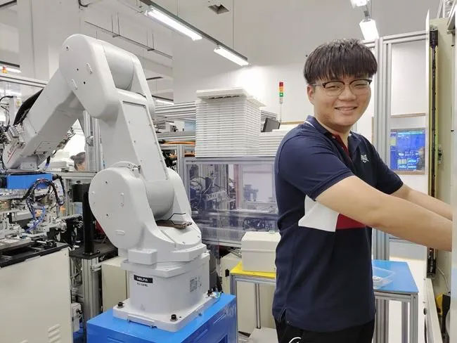 20-year-old Jin Jia Cheng studies robotics and mechatronics at Nanyang Polytechnic and was naturally drawn to the robotic arms in the production lines when he started his internship at Sanwa-Intec. (Photo: zaobao.sg)