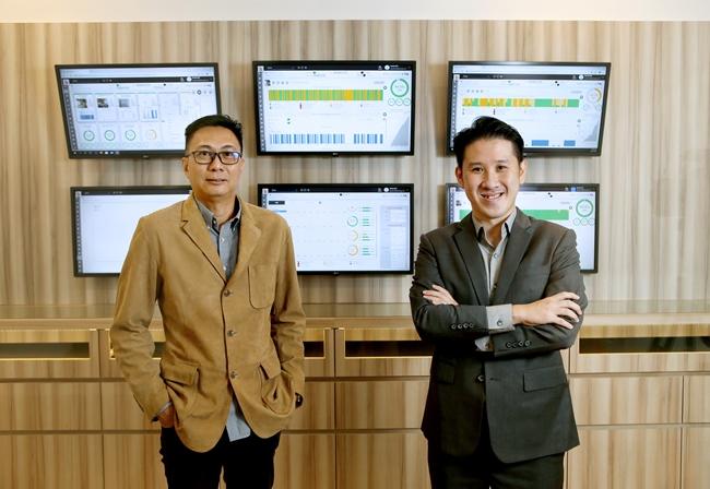 Mr Lim Han Kiau (centre), founder of Decor Industries, sees the rapid transformation of his company towards full digitalisation under the catalytic impact of the Covid-19 pandemic. In photo: Chief Marketing Officer Mr David Lim (right) and General Manager Mr Kelvin Lai. (Photo: zaobao.sg)
