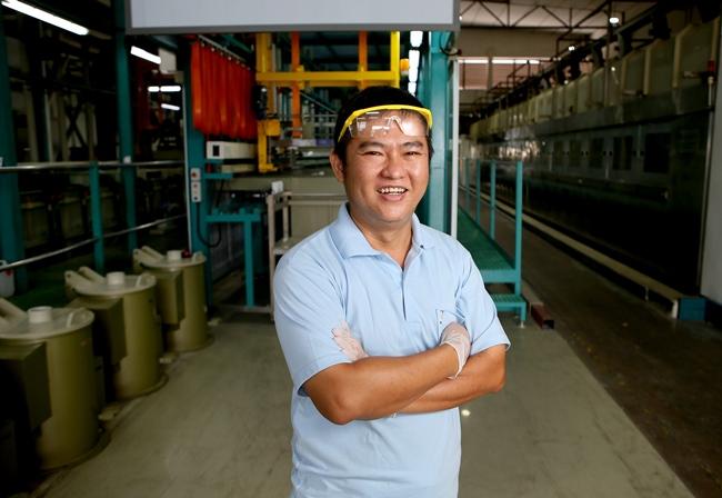Production Supervisor Mr Ang Chee Tat, 45, has been with Decor for 18 years. Digitalisation has freed him up from manual tasks and improved his work efficiency. (Photo: zaobao.sg)