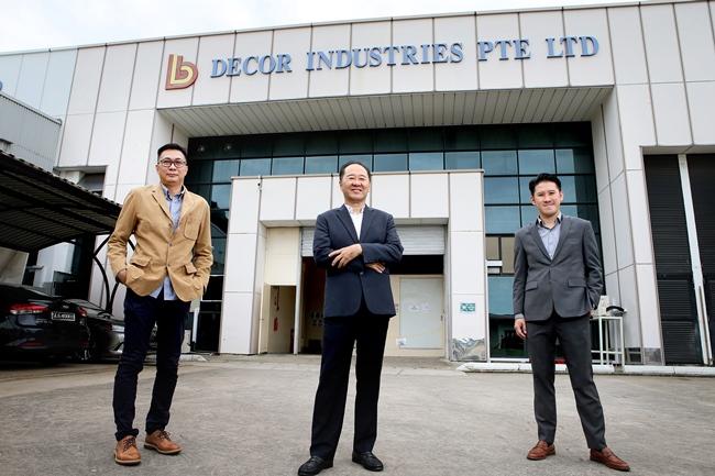 Mr Lim Han Kiau (centre), founder of Decor Industries, sees the rapid transformation of his company towards full digitalisation under the catalytic impact of the Covid-19 pandemic. In photo: Chief Marketing Officer Mr David Lim (right) and General Manager Mr Kelvin Lai. (Photo: zaobao.sg)