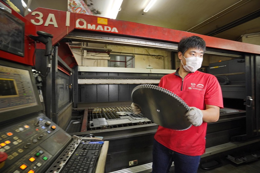 Mr Tan Ru Jin, Managing Director of Flexmech operating the legacy machine installed with sensors that track the machine’s acoustics and vibrations.