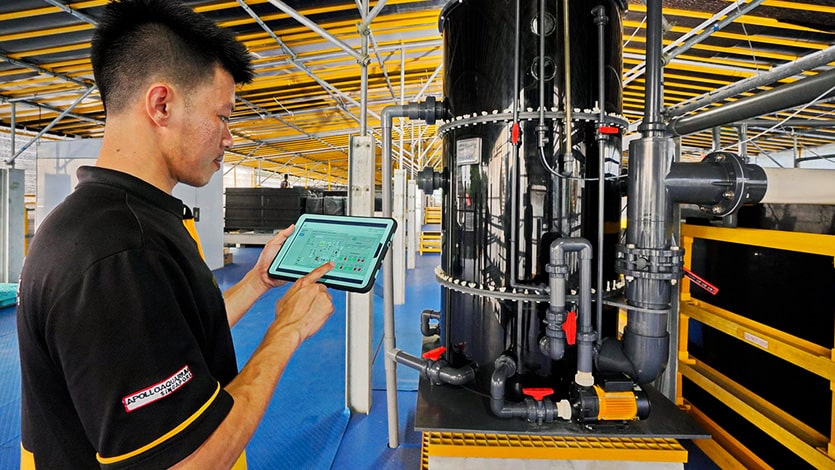 Employee monitoring fish farms using cloud technology An employee using a centralised, cloud-based system with automated sensors to monitor and optimise aquaculture farms.