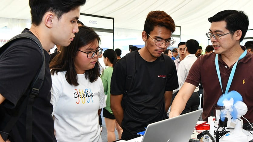 Expert sharing to group at Electronics Industry Day An industry expert uses a laptop to share more about the latest products and Industry 4.0 technologies with students