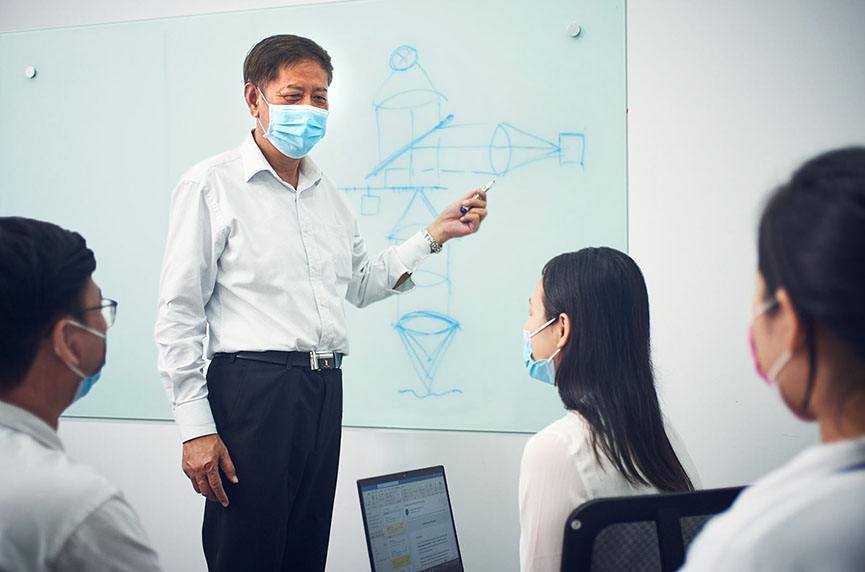 Dr Fang provides professional training to technicians, helping the company to nurture and attract talents. 