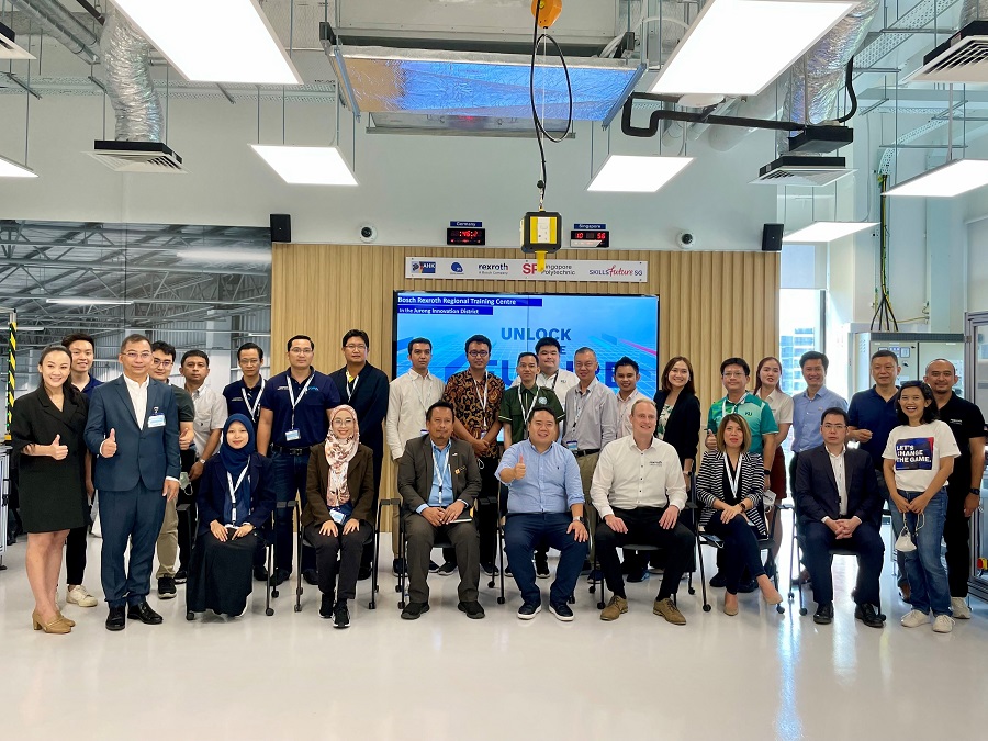 Bosch Rexroth trainers posing with participants of the Industry Specialist AHK i4.0 programme 